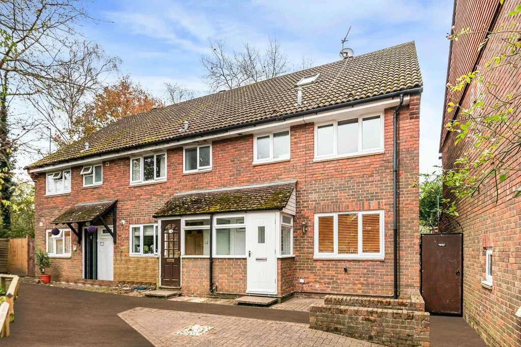 19 Windrush Close, Bramley, Guildford