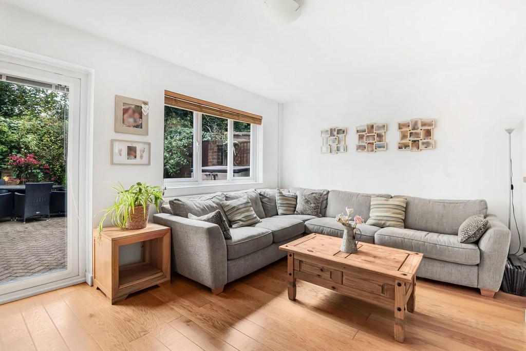 19 Windrush Close, Bramley, Guildford