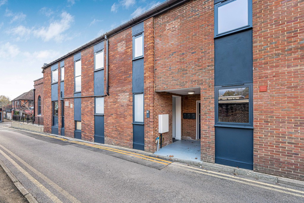 Flat 2, Bank House Bloggs Way, Cranleigh, Surrey