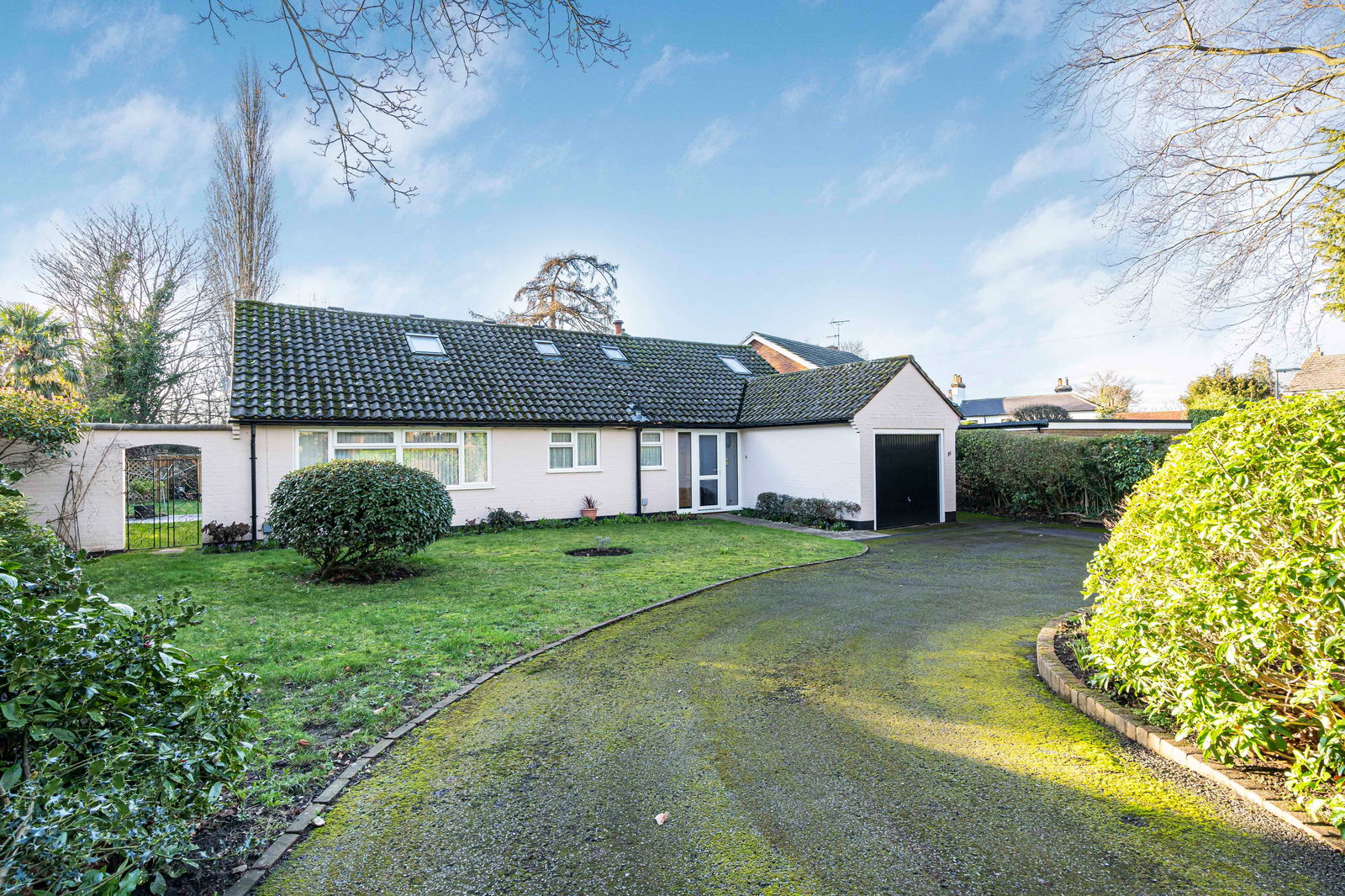 Horseshoe Lane West, Merrow, GU1